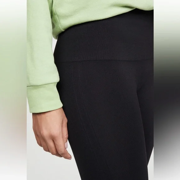 Spanx Look at Me Now Seamless Leggings in Very Black. Size Medium - Picture 4 of 8